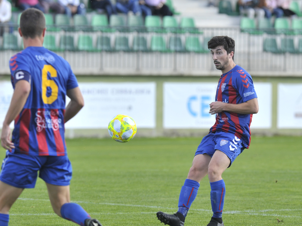 El defensa de la Segoviana Víctor Martín ‘Viti’ cuelga un balón en largo. / KAMARERO