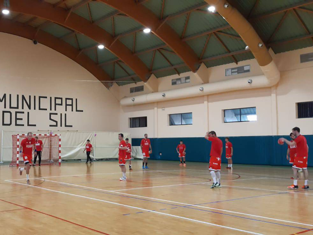 Calentamiento del equipo antes del partido frente al Cangas./ BM NAVA