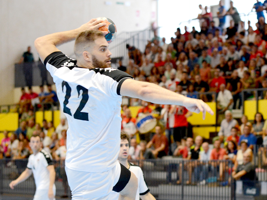 Antonio Llopis se disputa a lanzar a puerta. / A.MARUGÁN