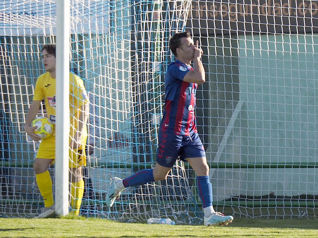 Iván Sales celebra un gol. / KAMARERO