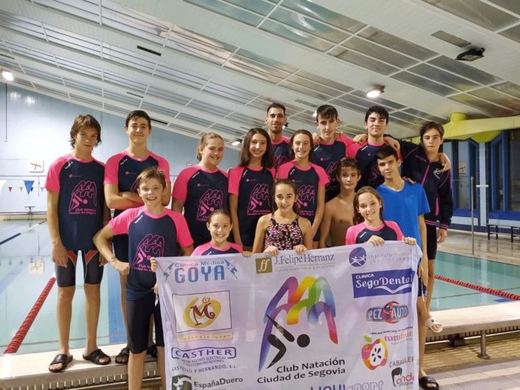 Algunos de los componentes del club Natación IMD ‘Ciudad de Segovia’. / IMD