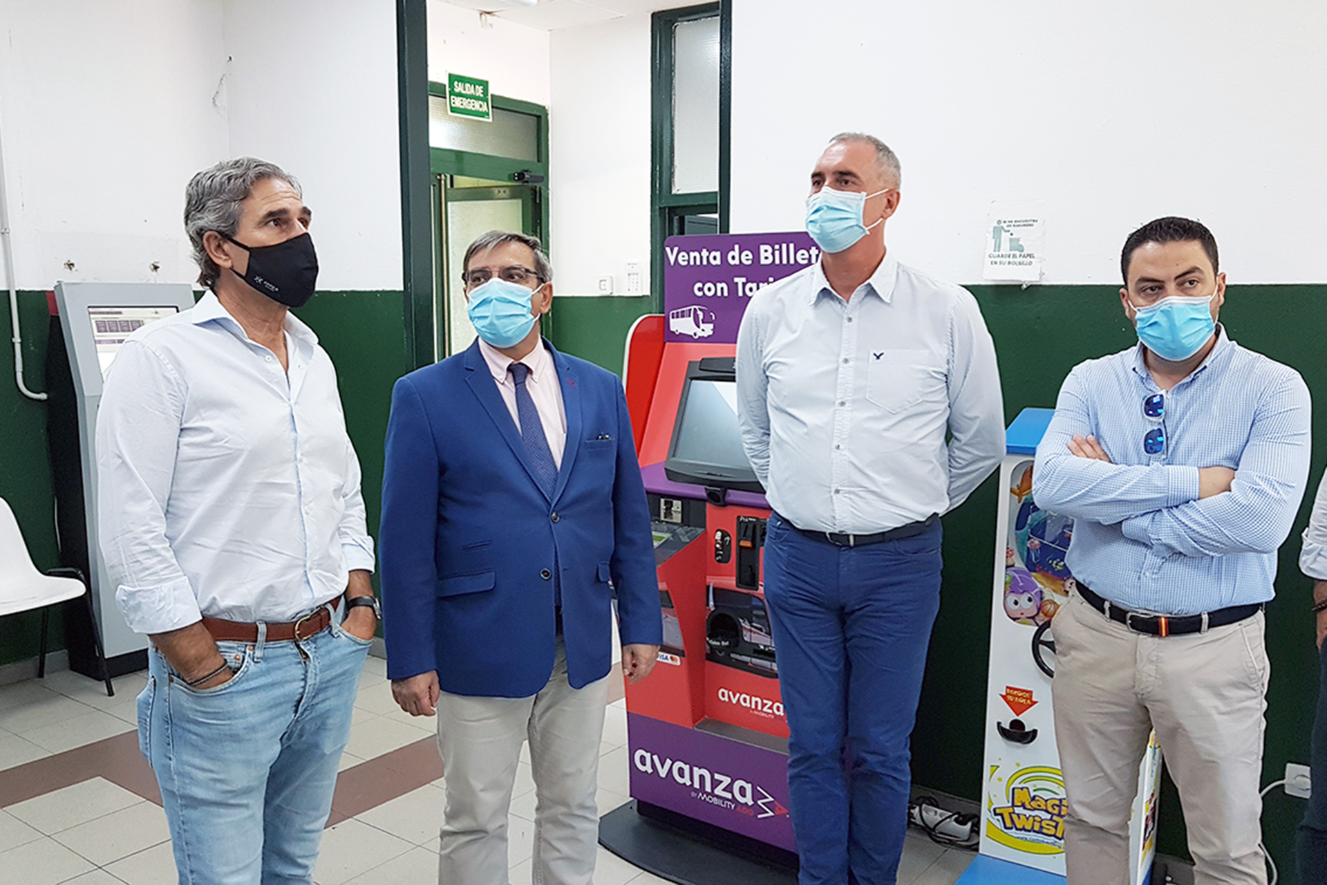 Juan José Sanz Vitorio, José Luis Sanz Merino, José Mazarías y Javier Figueredo visitando la estación ayer. E. R.
