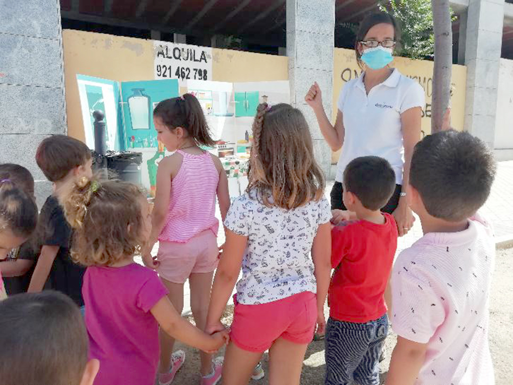 Un grupo de niños atiende a las explicaciones para separar de manera correcta los desechos diarios que se producen en los hogares segovianos.