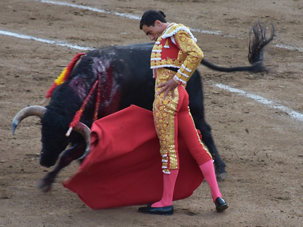 Paco Ureña torea por bajo al primer toro de Zalduendo en El Espinar. / A.M.