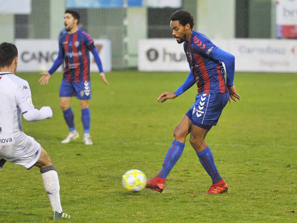 El defensa de la Segoviana Rui, en un partido contra el Júpiter Leonés. / KAMARERO