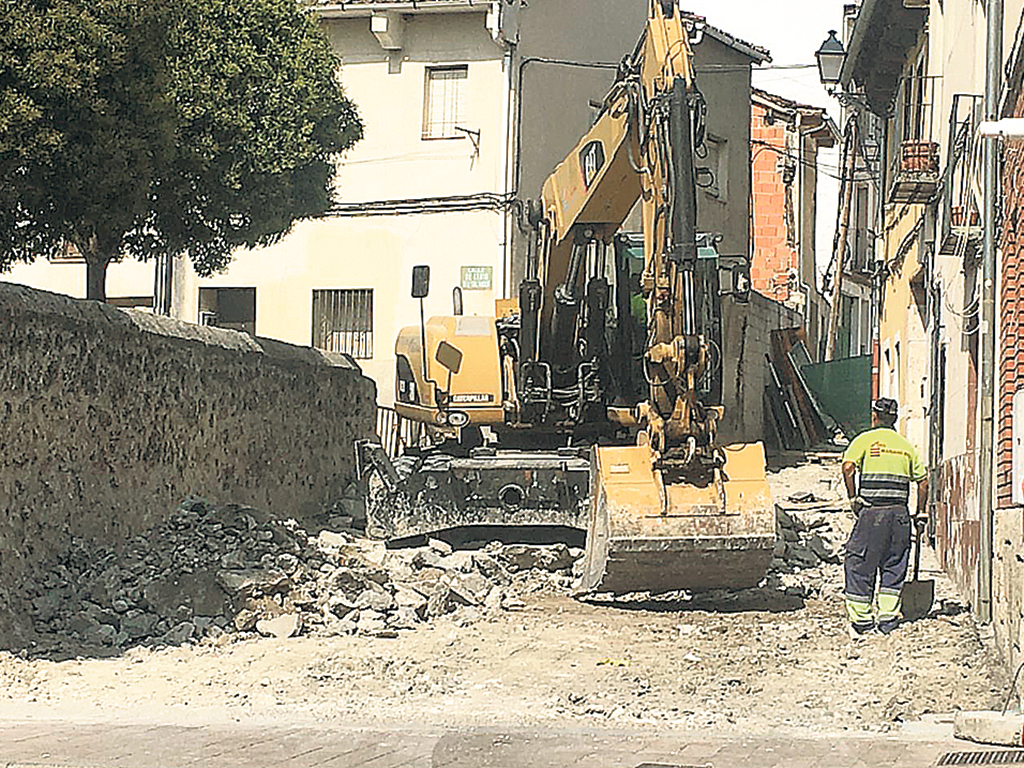 Las máquinas ya trabajan en la remodelación de la travesía de la Cruz. / C.N.