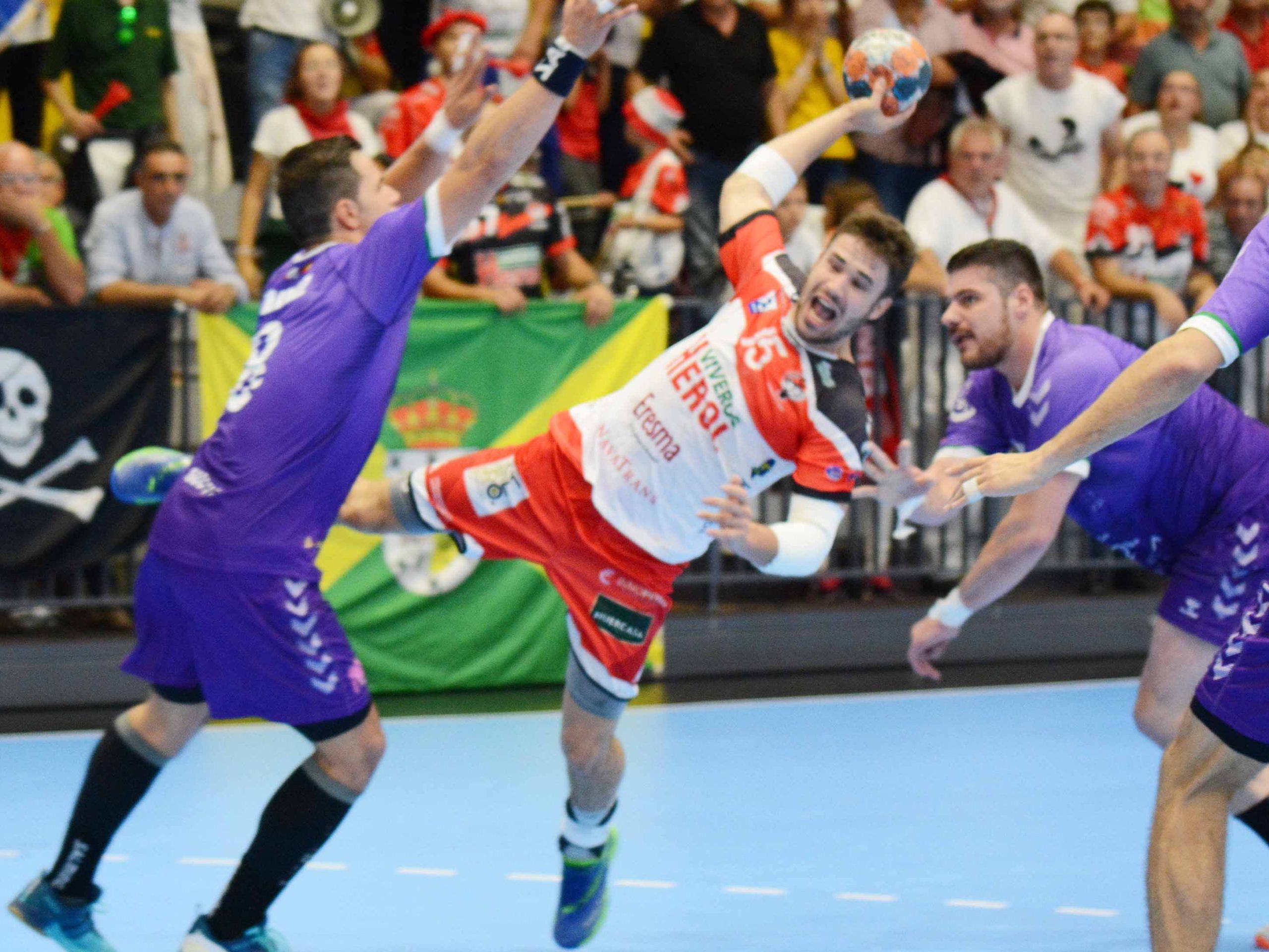 Rodrigo Pérez intenta el lanzamiento ante la oposición de un jugador del Quabit Guadalajara. / AMADOR MARUGÁN