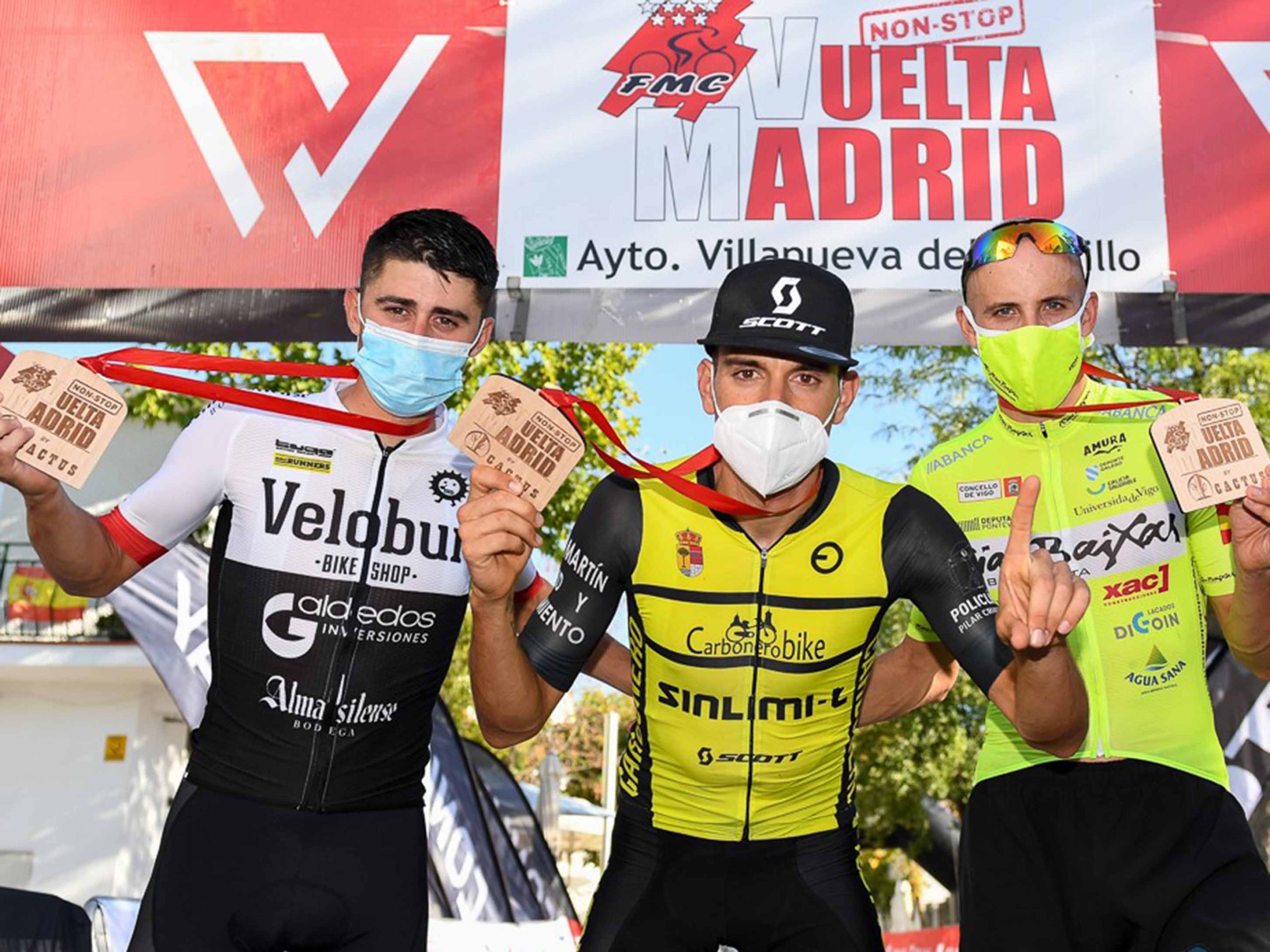 El trío vencedor, en el podio de la Vuelta. / SERGIO REYES