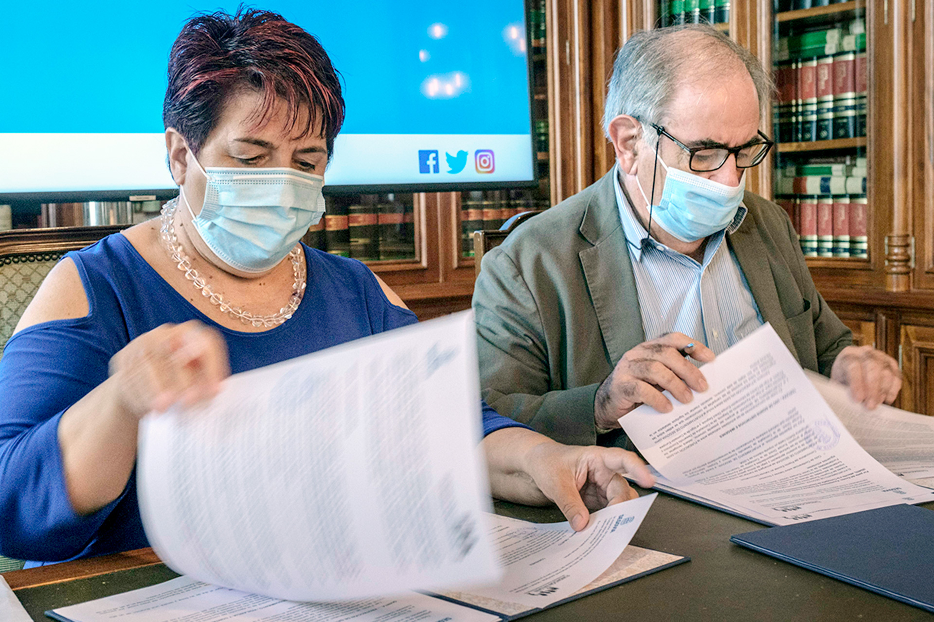 Luquero y Gil Robles rubrican el acuerdo de colaboración entre ambas partes. / KAMARERO