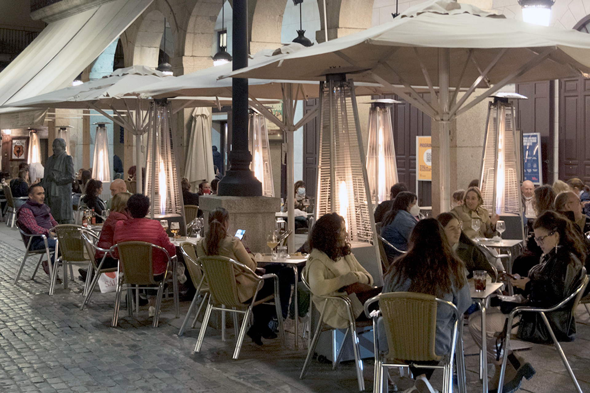 Una terraza en la Plaza Mayor de Segovia. / KAMARERO