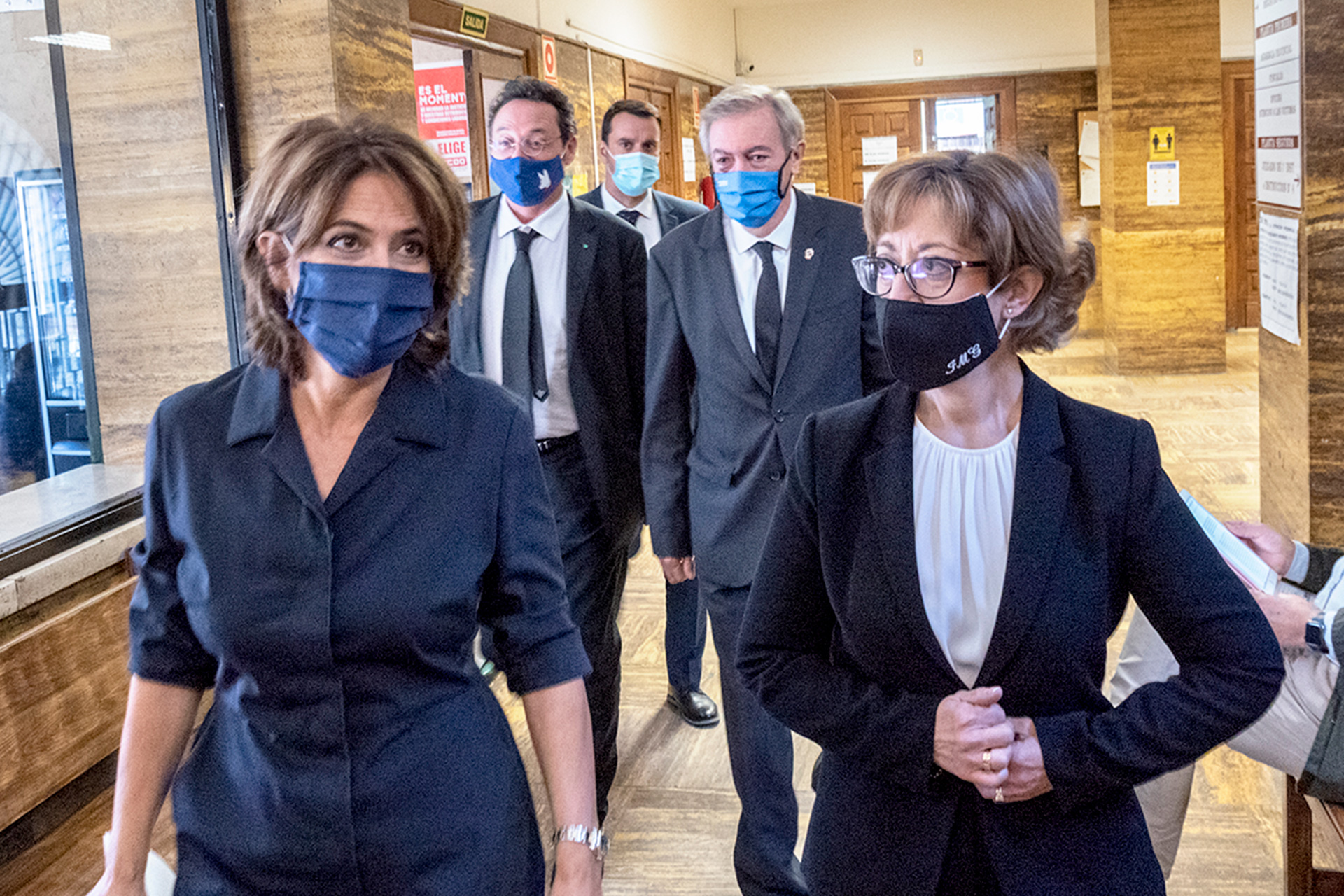Dolores Delgado e Inmaculada Martínez antes del acto de toma de posesión de la segunda. / Kamarero