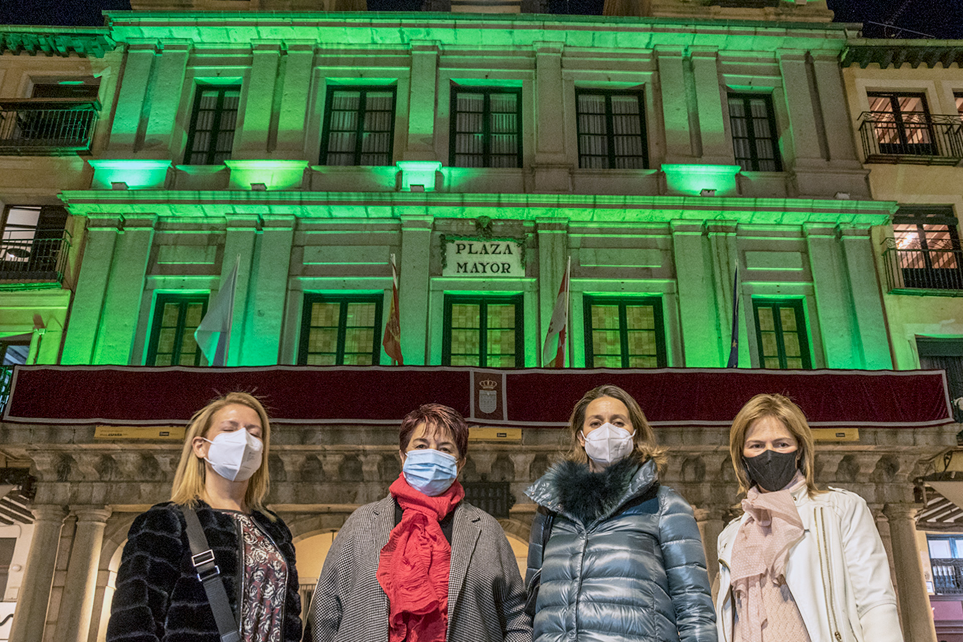 La alcaldesa y la presidenta del Colegio de Farmacéuticos, junto a otras integrantes del colectivo, anoche. / Kamarero