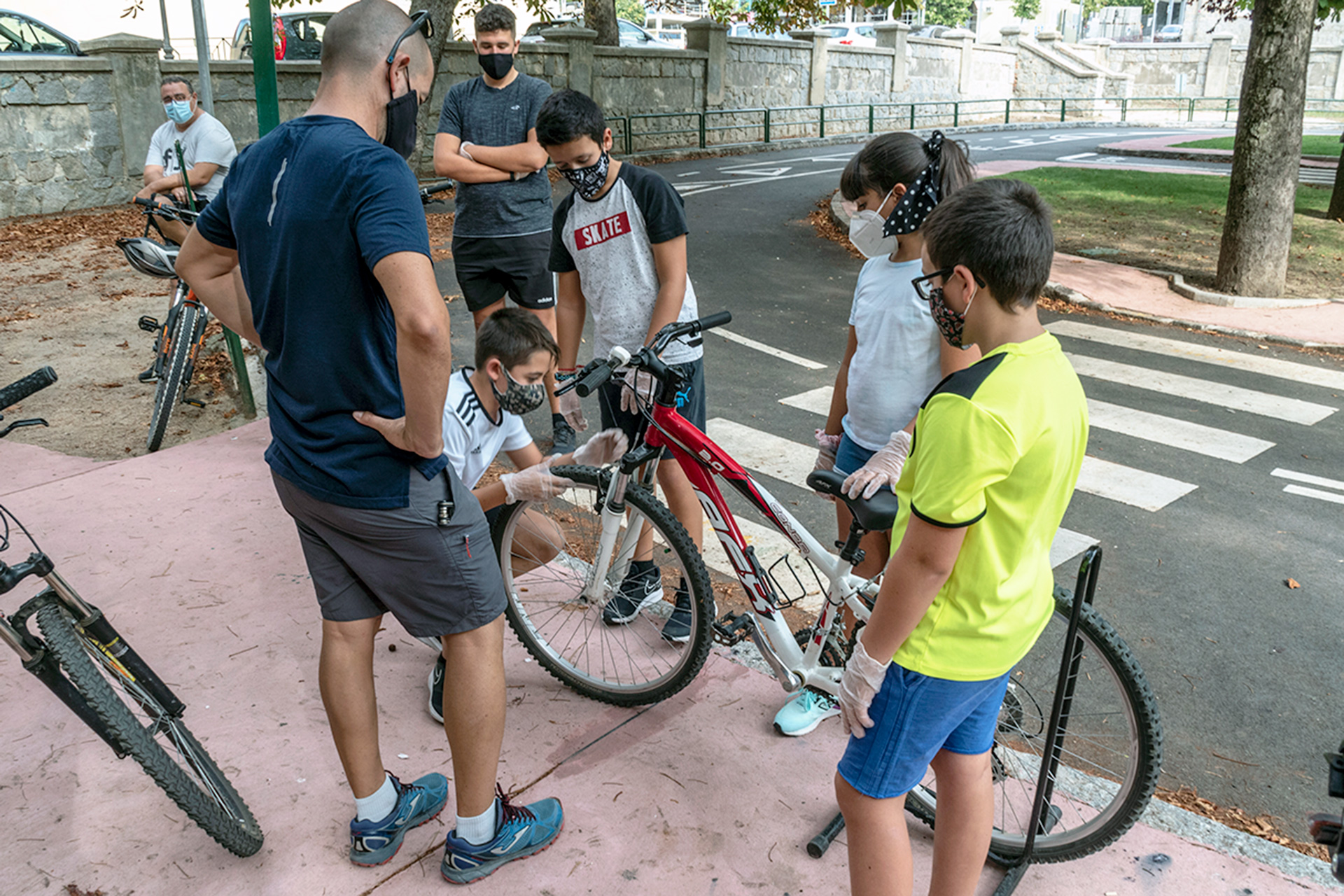 Asistentes al taller ‘Pon a punto tu bicicleta’, ayer por la tarde en el Parque Infantil de Tráfico. / Kamarero