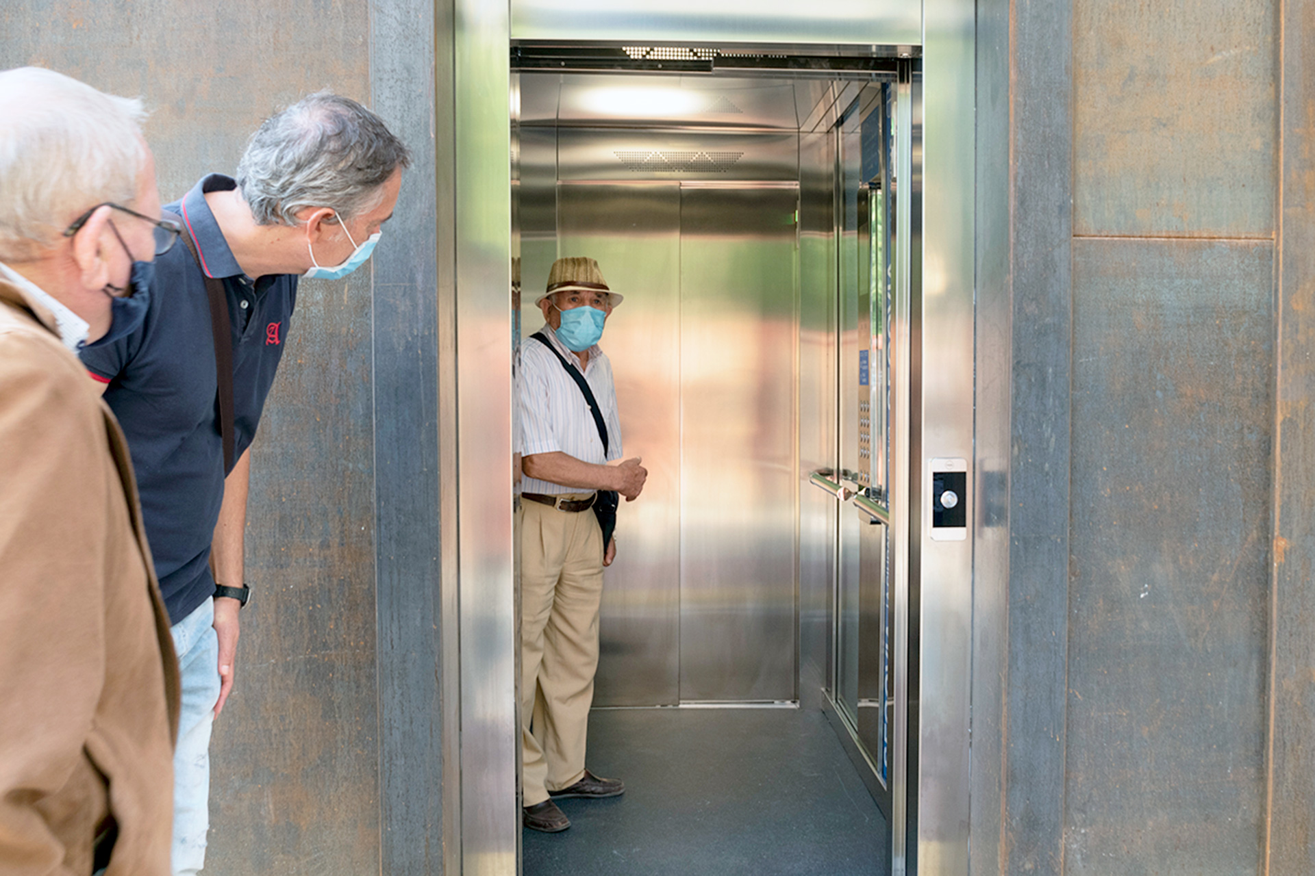 Uno de los primeros ciudadanos en usar el ascensor en su primer día en funcionamiento ha sido Ramón Marinas. / Kamarero