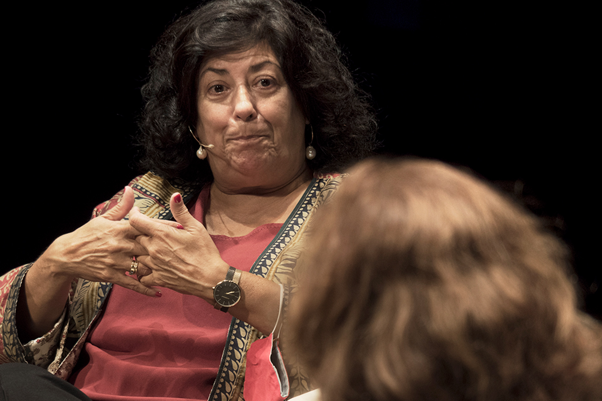 Almudena Grandes, en un momento de la conversación que mantuvo con Ana Gavín. / KAMARERO