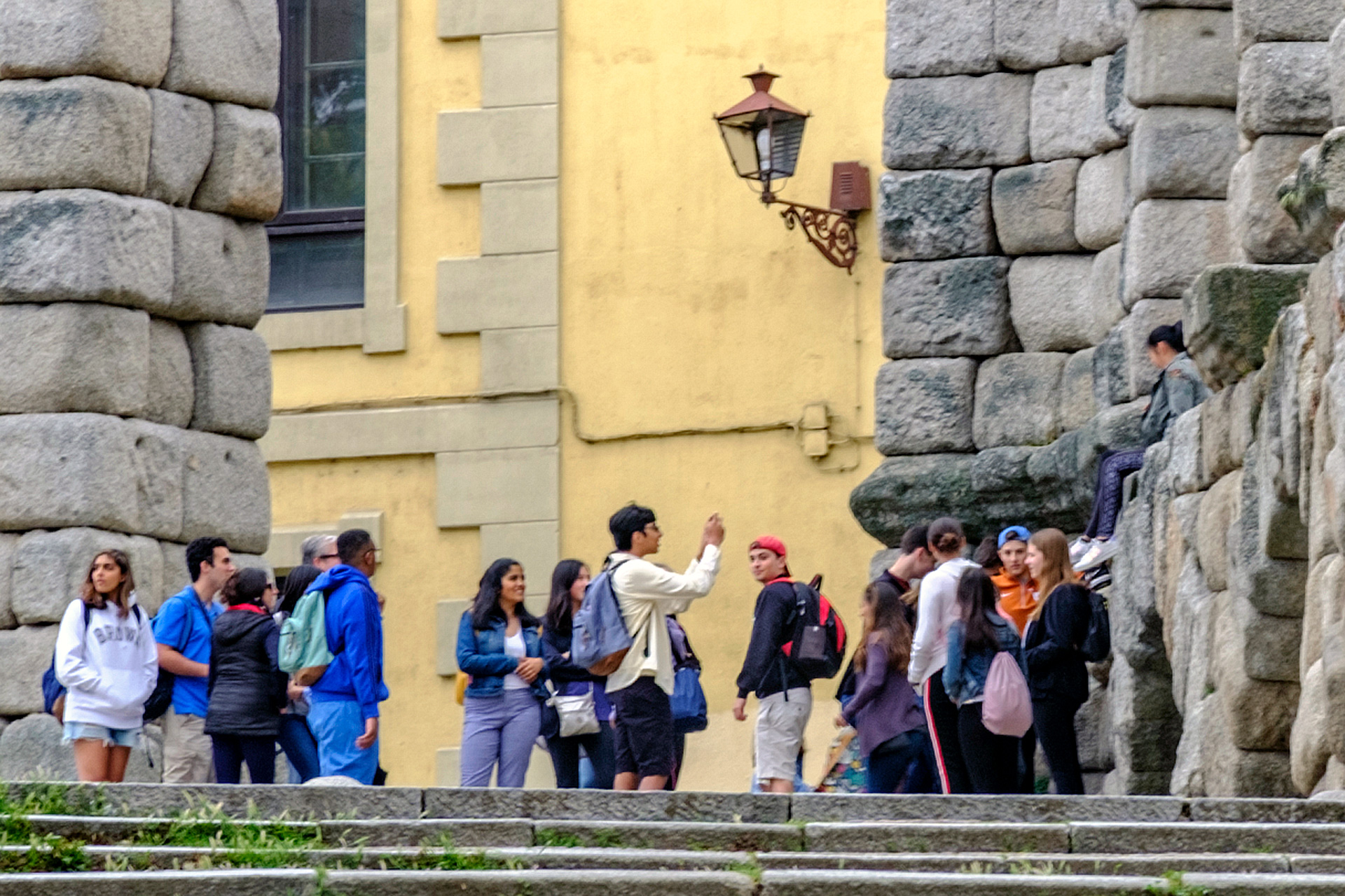 La ordenanza incluirá la prohibición de subir a los arcos del Acueducto. Imagen de junio de 2018. / Kamarero