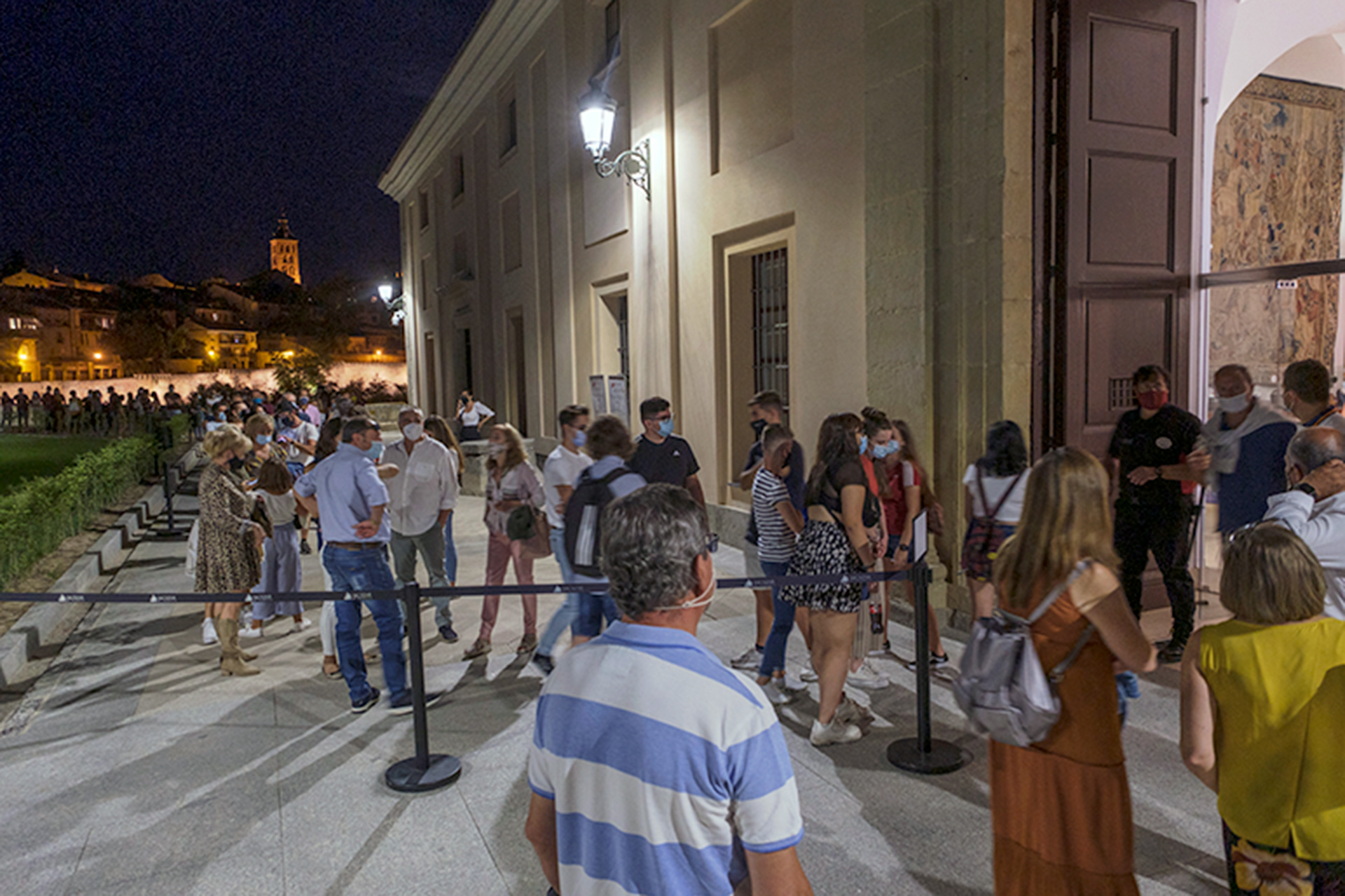 Una larga fila para recoger los tickets de entrada al Alcázar el sábado pasado. / Kamarero