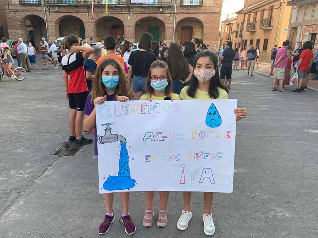 Protesta en Lastras de Cuéllar por una solución en el abastecimiento de agua potable. / E.A