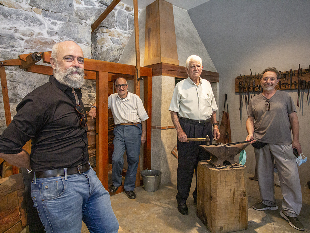 Wieckert, con el herrero Elías de Andrés y otros colaboradores, hoy en la Casa de la Moneda.