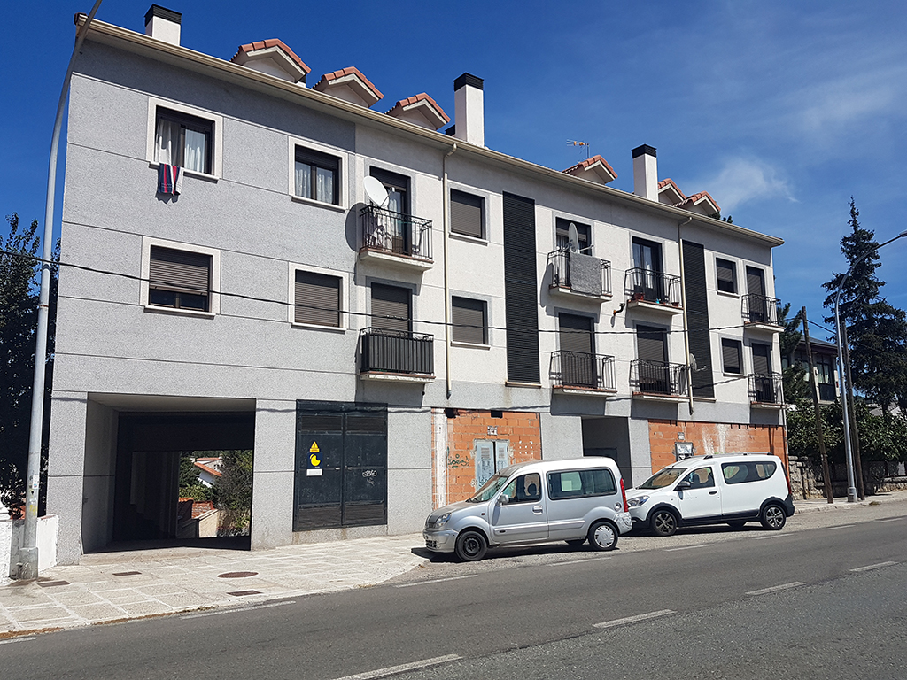 Edificio de bloques de San Rafael que presuntamente se encuentra ocupado. / E.R