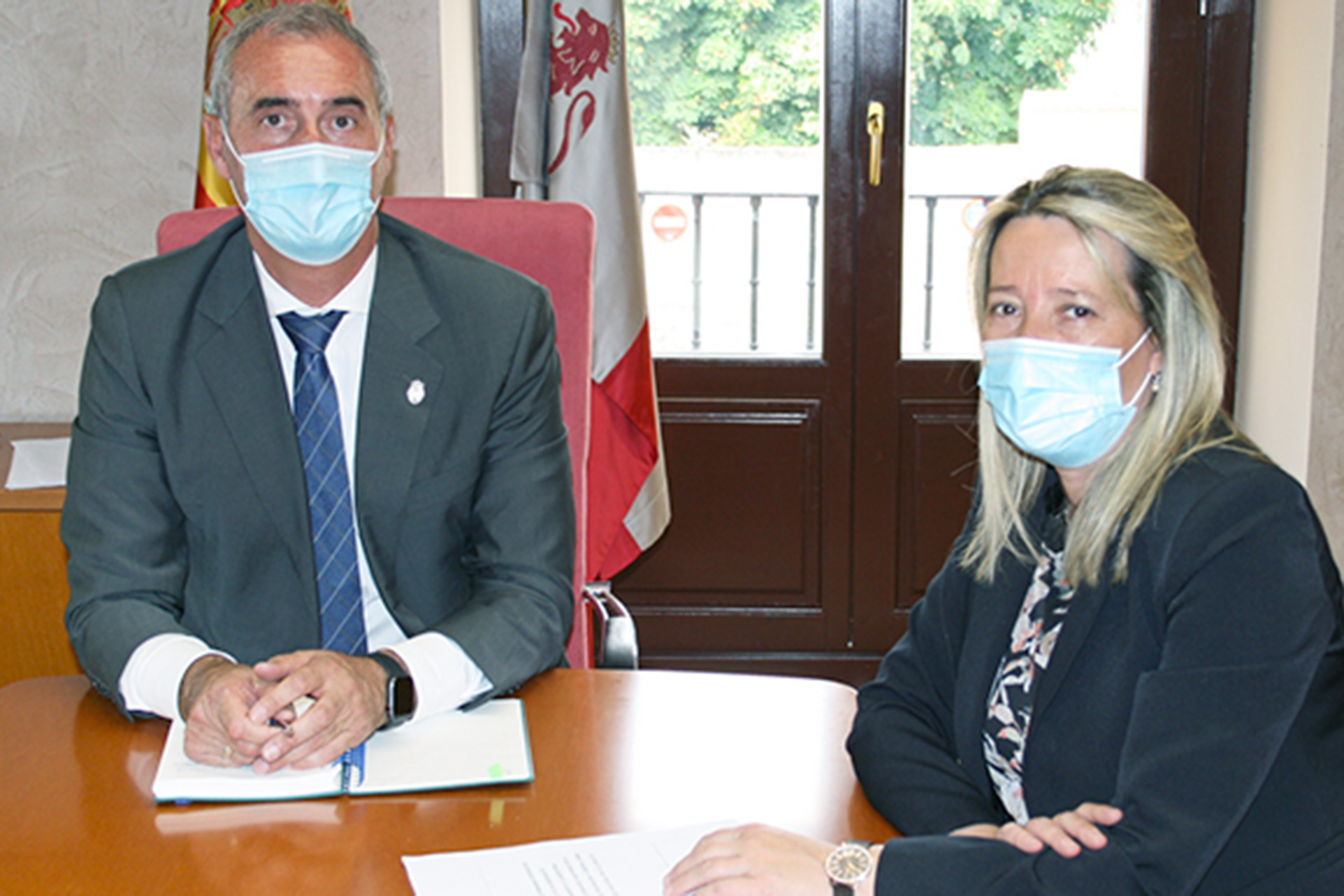 El delegado territorial, José Mazarías, junto a Ana Isabel Fuente./ JCYL