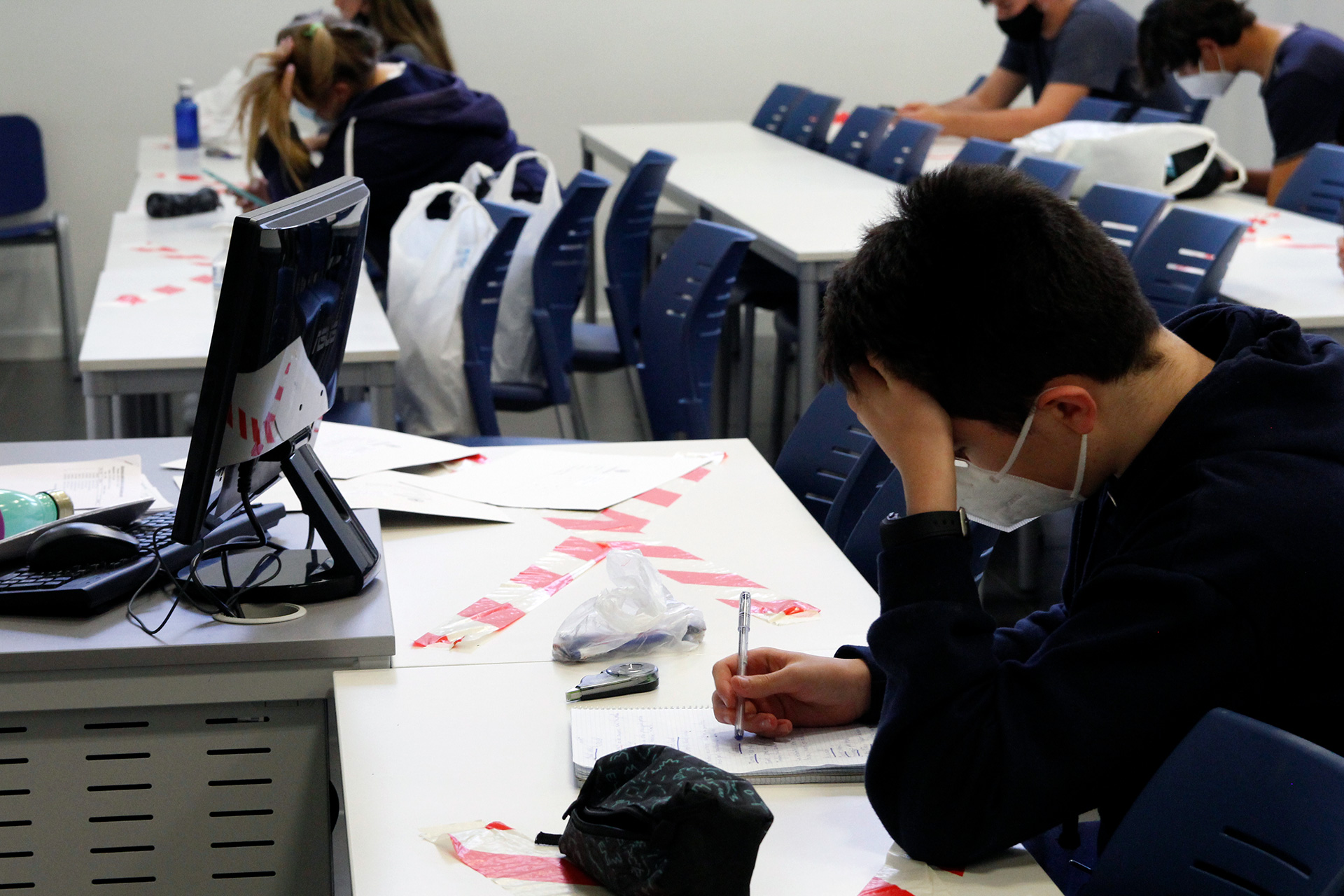 Alumnos realizando un examen de la EBAU./ NEREA LLORENTE