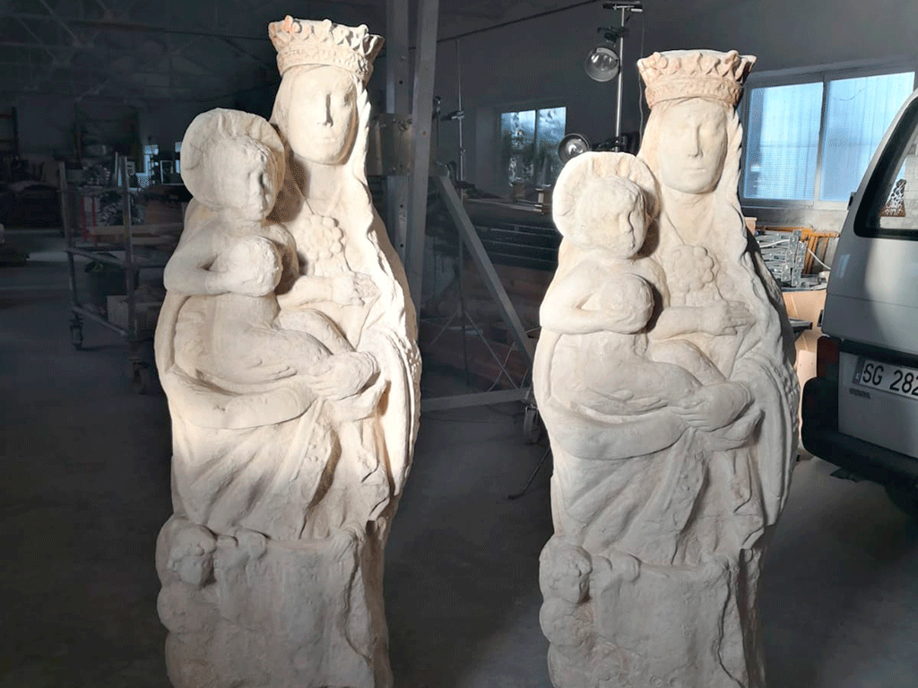 La talla original y la réplica en el taller de Graciano Panzieri. / E. A.