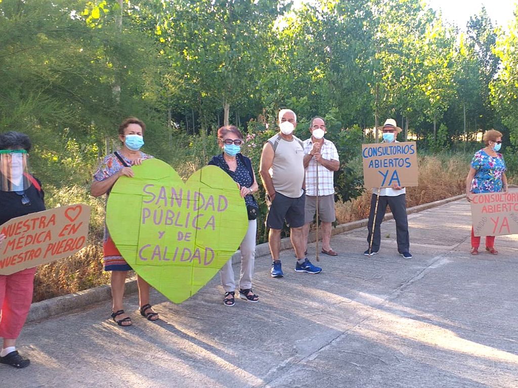 Los segovianos siguen protestando por la atención  presencial en los consultorios. /E.A.