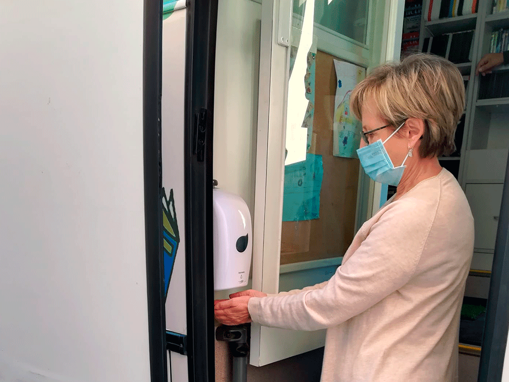 Los bibliobuses cuentan, entre otros elementos, con dispensadores de geles hidroalcohólicos. /E.A.
