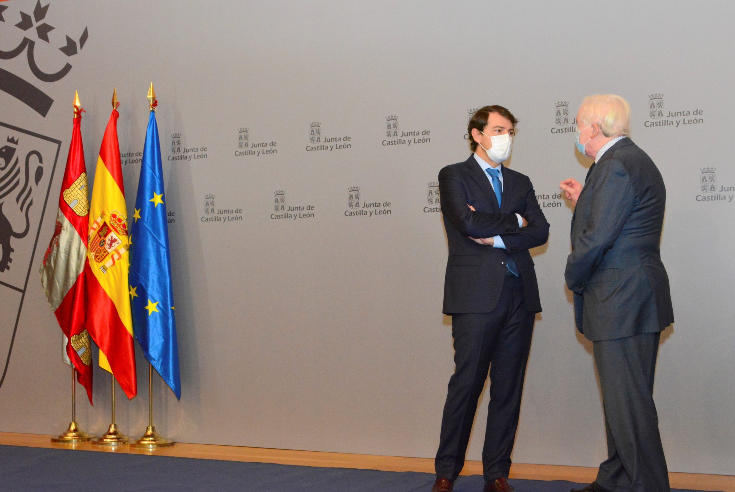 El presidente de la Junta de Castilla y León, Alfonso Fernández Mañueco (i), y el presidente del Consejo Regional de Cámara de Comercio e Industria, Antonio Miguel Méndez Pozo (d), conversn durate la firma de un protocolo de colaboración para impulsar la recuperación económica, este martes en Palencia. EFE/ A. Alvarez