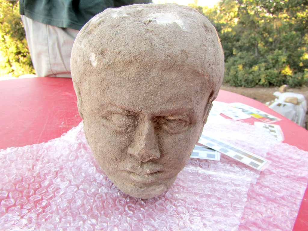 Esta es la cabeza de mujer hallada este verano en el Cerro de Los Almadenes. /E.A.