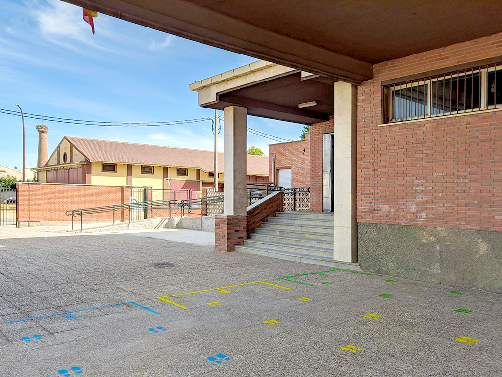 Todos los accesos al colegio han sido señalizados para que los alumnos de cada una de las clases puedan acceder de forma ordenada y sin mezclarse entre cursos. / David Rubio