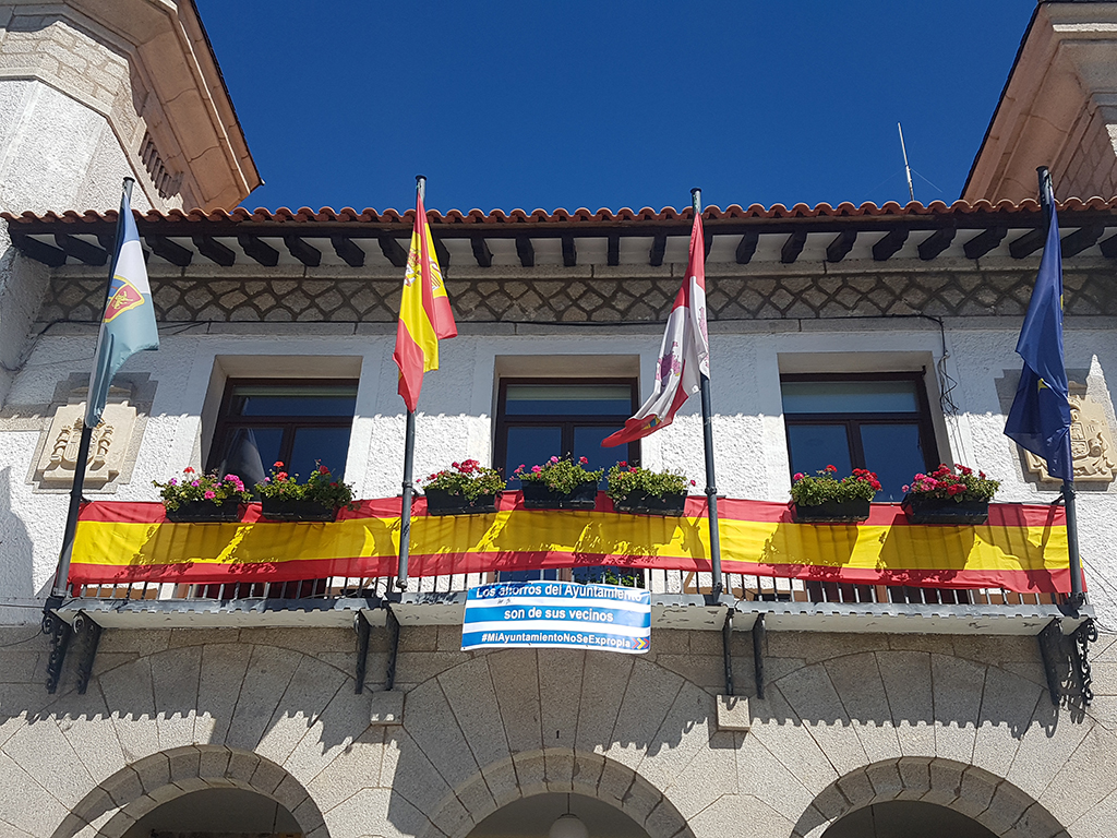Fachada del Ayuntamiento de El Espinar con una pancarta reivindicativa. / E.R