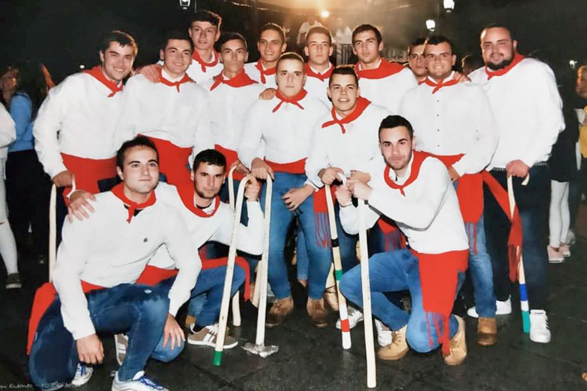 Un miércoles de quintos diferente 1 Los quintos del ‘Despelleje’ en el día de la traca del año 2019. / E.A