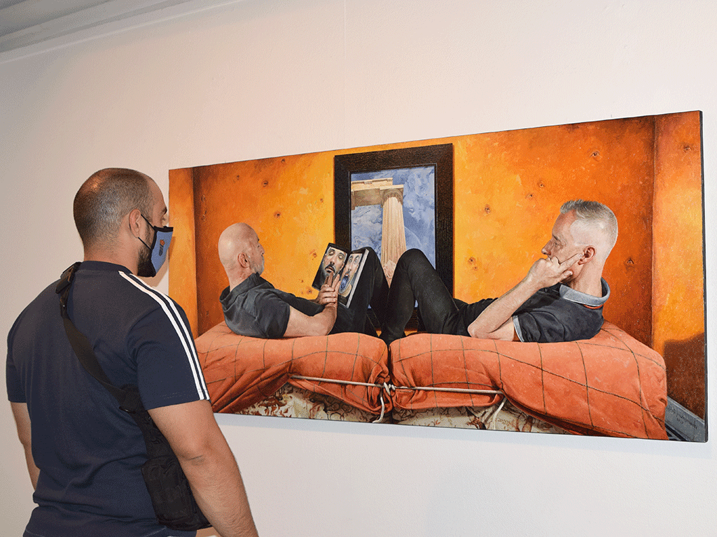 La exposición pone de manifiesto el particular universo creativo del pintor gallego. / ROCÍO PARDOS