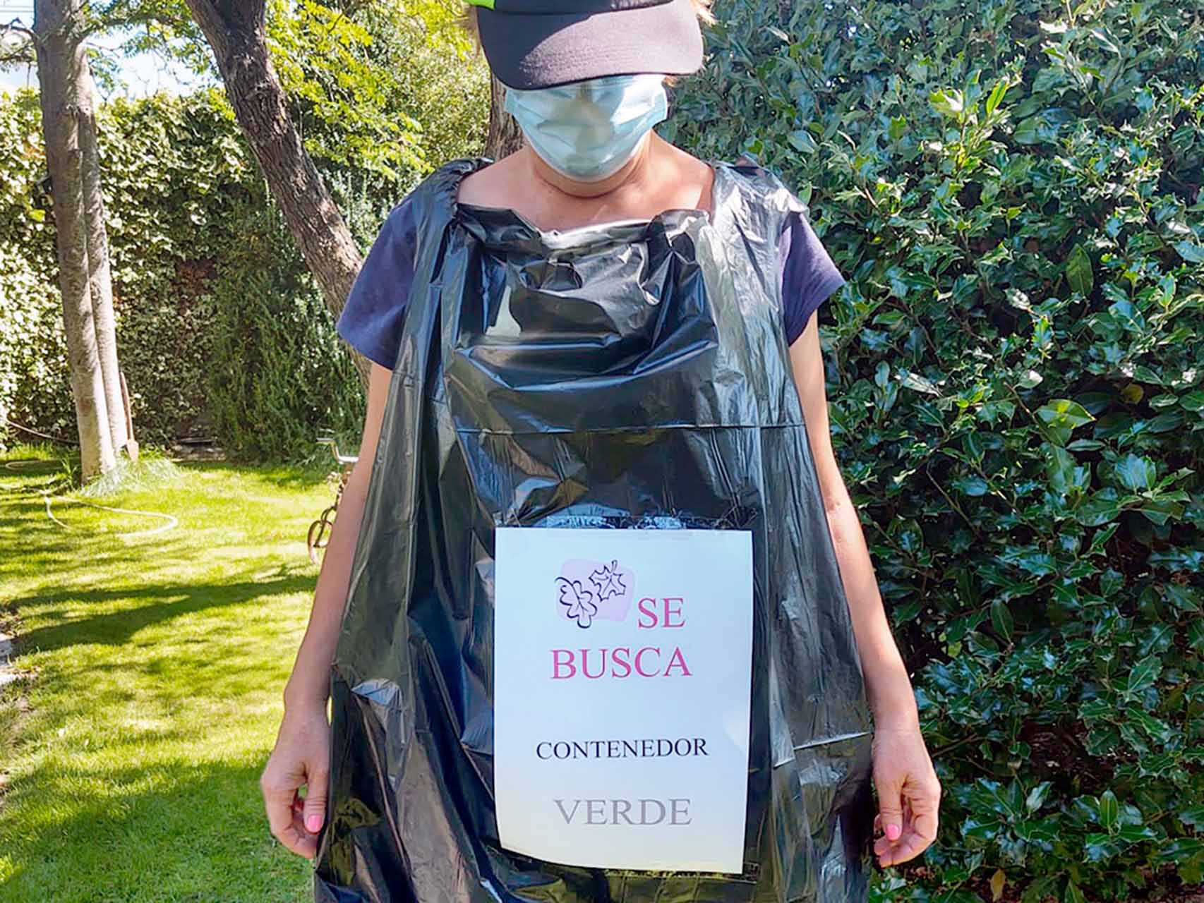 Una vecina de El Espinar disfrazada en señal de protesta contra el nuevo modelo de recogida. / E.A