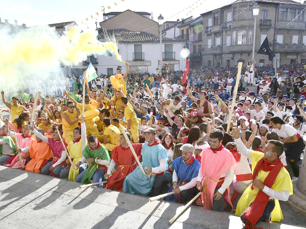 Los espinariegos esperan el disparo del 'cohetón' que da comienzo a las fiestas, el año pasado. / E.A.