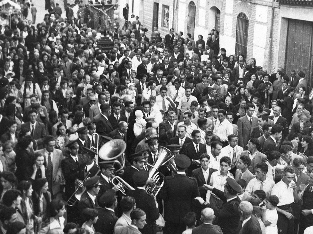 Imagen de una calle de Nava en plenas fiestas, con la charanga animando./E.A.
