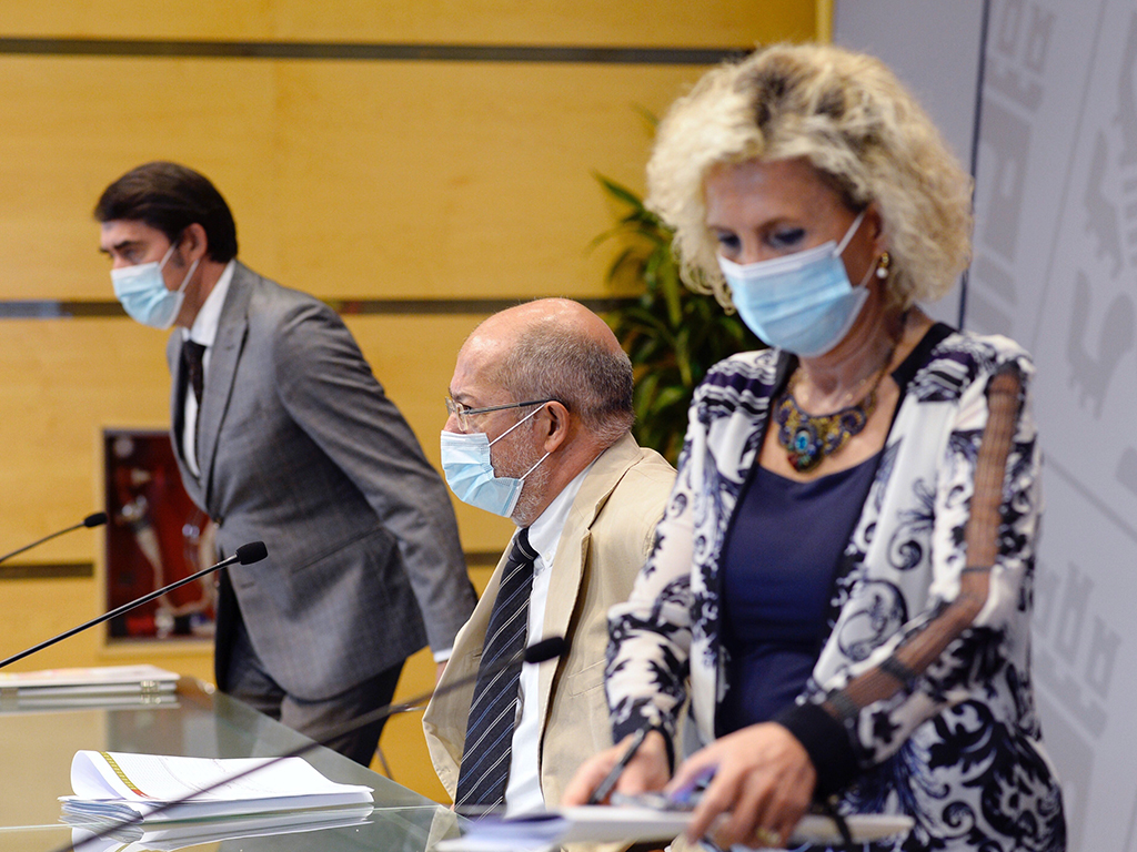 Juan Carlos Suarez-Quiñones (i), Francisco Igea (c) y Verónica Casado (d) se disponen a iniciar la rueda de prensa. / EFE