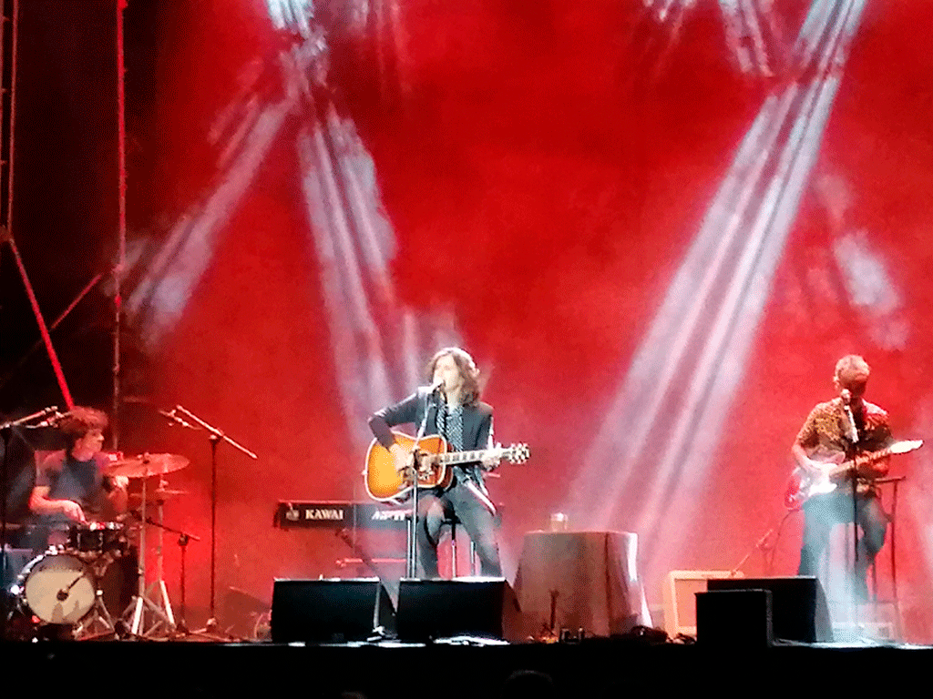 Rulo, junto a su amigo de la infancia, Fito, y el batería del grupo.  / E.R.