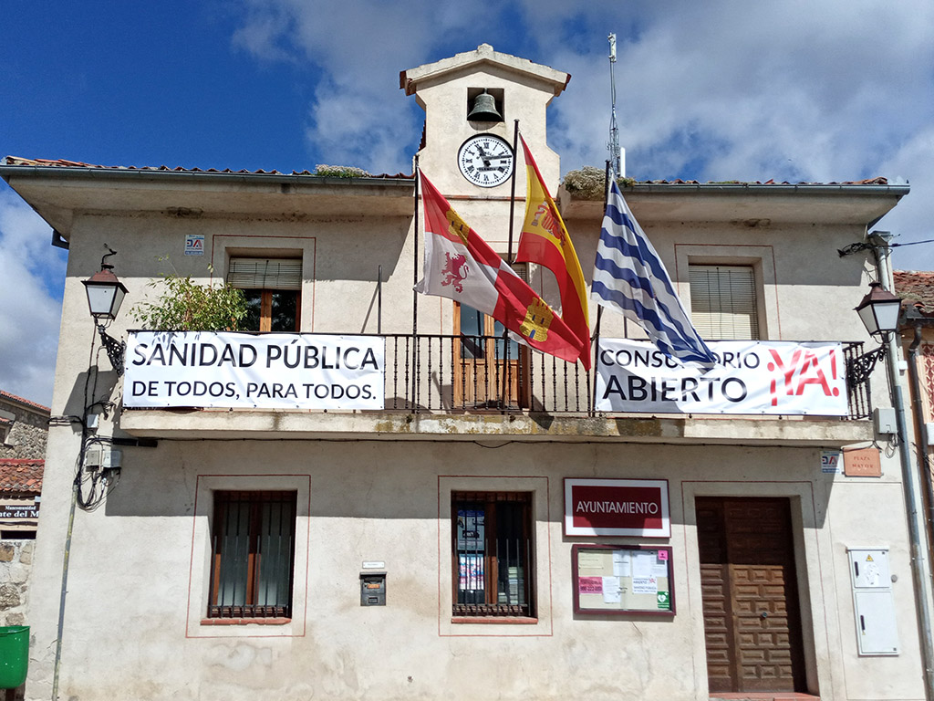 Fachada del Ayuntamiento de Torrecaballeros. /E.A.