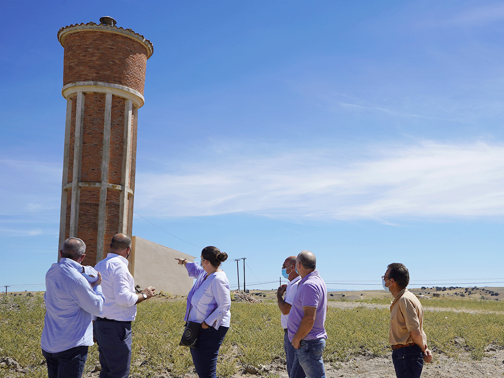 En Ochando conoció la infraestructura que ha solucionado los problemas de agua. /E.A.