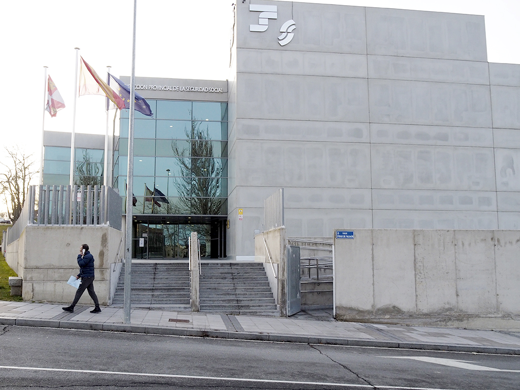 La pensión media en Segovia sube dos euros, hasta los 1.198 1 Puerta de entrada del edificio de la Tesorería General de la Seguridad Social en Segovia./ KAMARERO