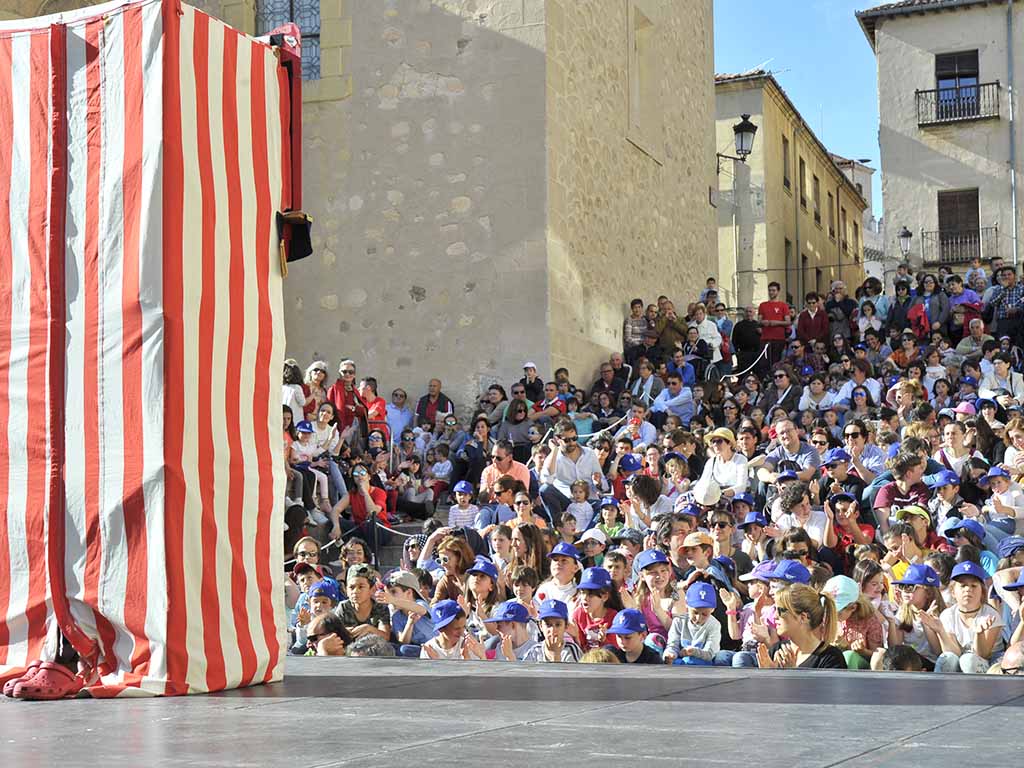Una de las actuaciones del festival Titirimundi del año 2019, en la plaza San Martín. / KAMARERO