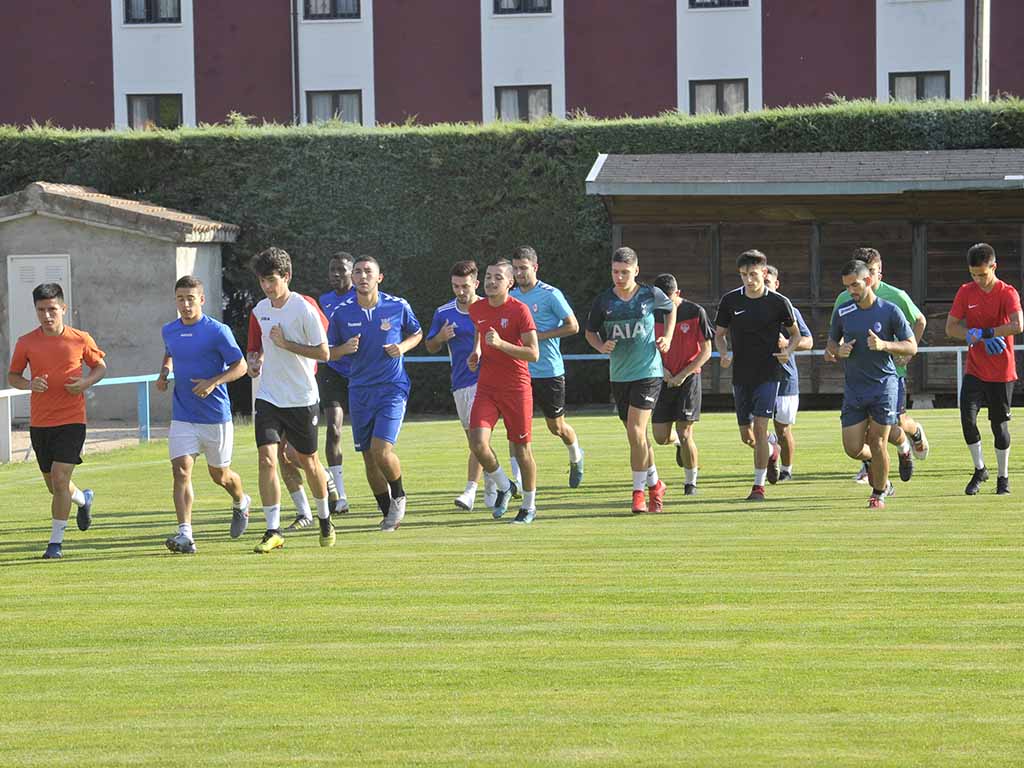 Jugadores realizando la última pretemporada del CD La Granja. / KAMARERO