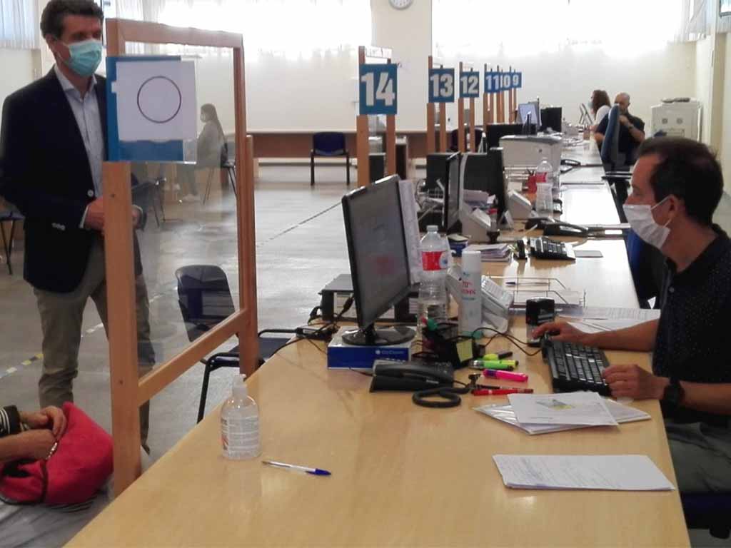 Un empleado público recibe a un ciudadano en el centro cívico de San José. / E.A