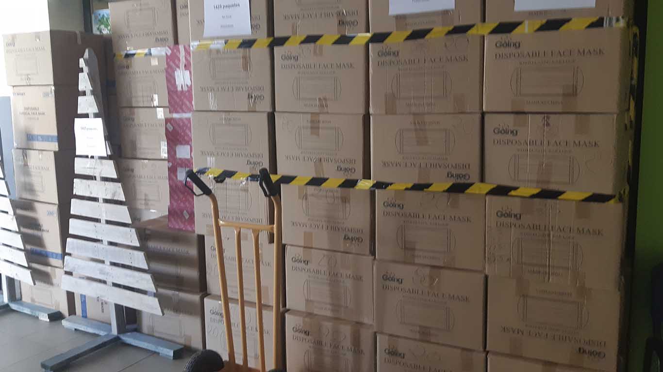 Cajas con las mascarillas que serán repartidas en el centro cívico de San José. / E.A
