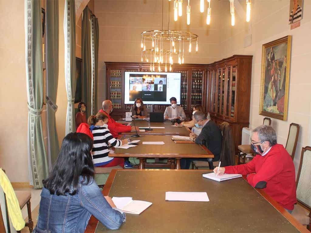 Reunión con los directores de los colegios públicos de Segovia. / E.A