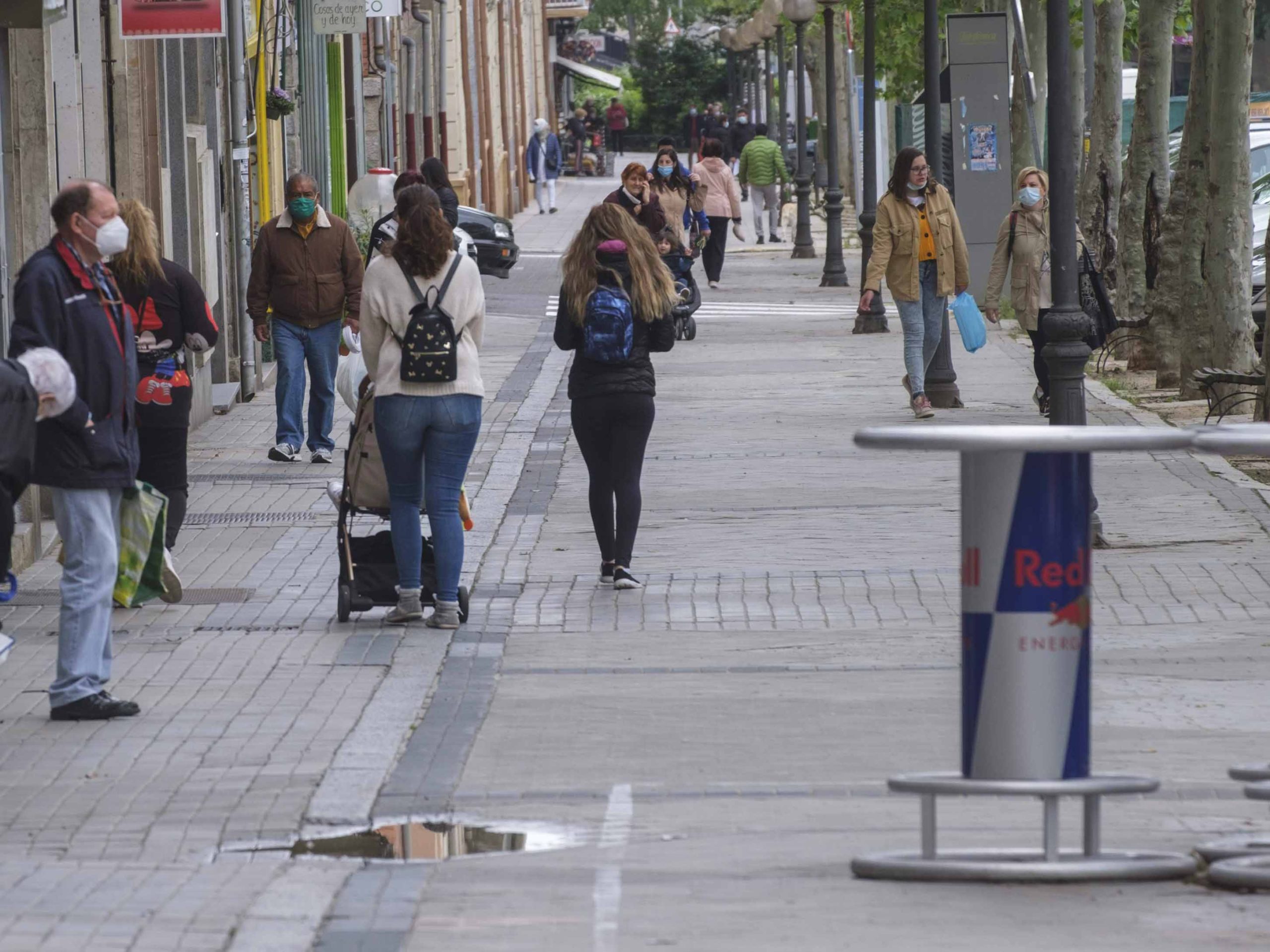 Gente paseando por la Avenida de la Constitución. / KAMARERO
