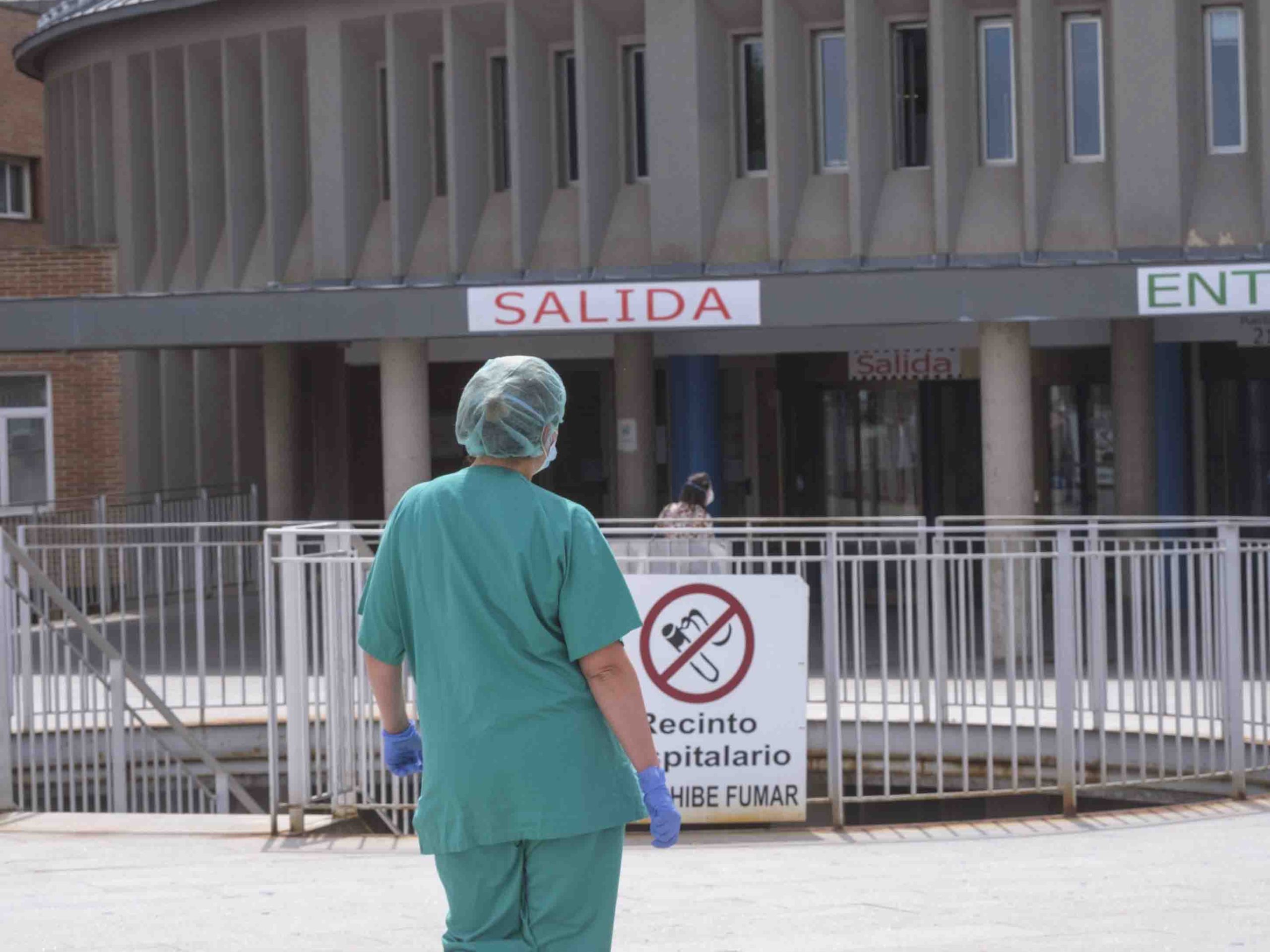 Un nuevo fallecimiento por Covid-19 en Segovia 1 Profesional sanitario, entrando en el Hospital General de Segovia. / KAMARERO